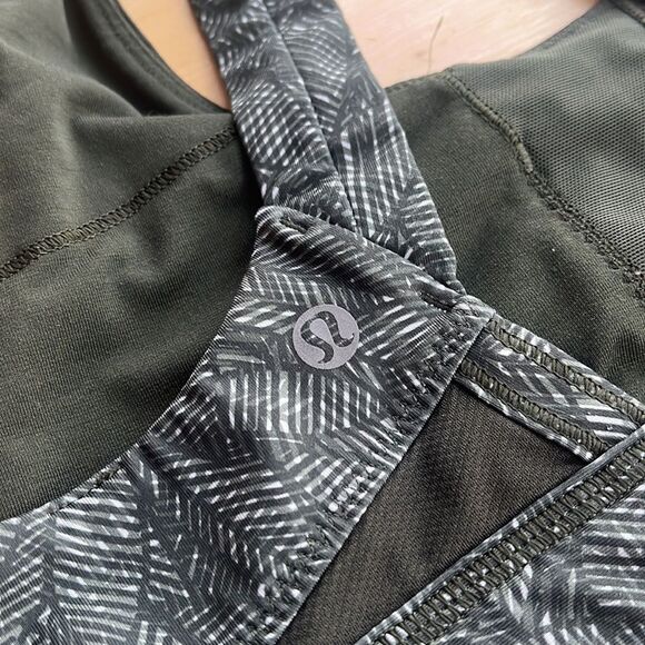 Lululemon Size 8 Green Patterned Leaf Sports Bra Halter Back - Picture 3 of 4